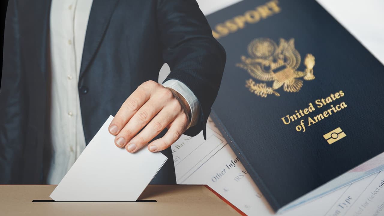 <b><a href="https://www.univision.com/local/austin-kakw/resultados-elecciones-condado-bexar-propuestas-san-antonio-texas" target="_blank">Texas aprobó la Proposición 16 el 4 de noviembre</a></b>
<a href="https://www.univision.com/local/austin-kakw/resultados-elecciones-condado-bexar-propuestas-san-antonio-texas" target="_blank"> de 2025</a>. La enmienda agrega a la Constitución estatal que
<b> las personas que no son ciudadanas de Estados Unidos no pueden votar en Texas.</b> Esa regla ya existía en la ley, pero ahora
<b>quedó escrita en el nivel más alto del marco legal del estado.</b>