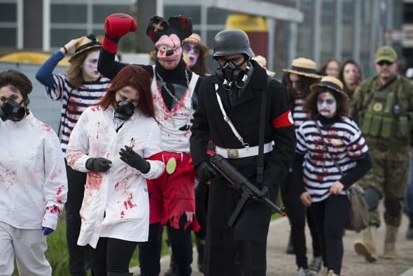 En un impresionante acto, los muertos vivientes marcharon en el centro de la ciudad italiana, durante el primer día de Carnaval asustando a todos los habitantes.