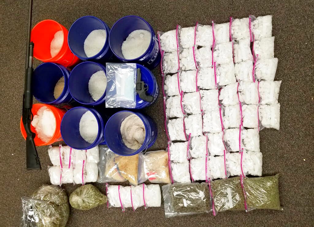 En enero, después de una parada de tráfico agentes del Departamento del Alguacil del condado de Tulare descubrieron un laboratorio de metanfetaminas en Pixley, California. Las drogas incautadas tenían un valor de venta en las calles de 1.5 millones de dólares.