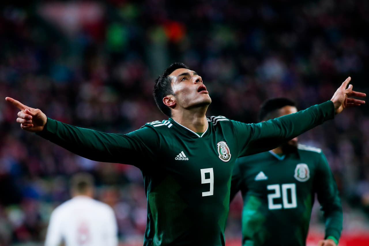 El delantero del Benfica se encontró con un balón en el área, con la defensa polaca mal parada, y de pierna izquierda mandó el balón al fondo con potencia.