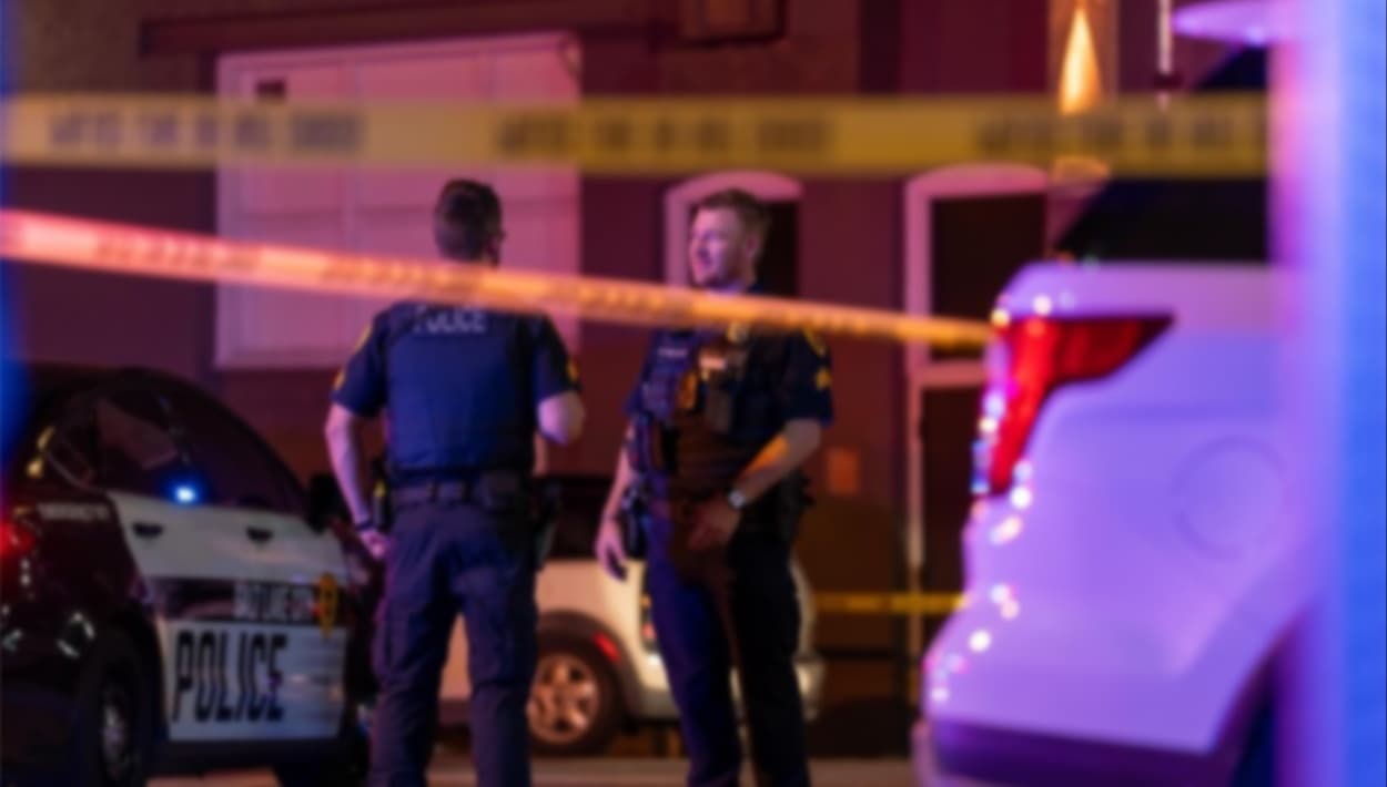 Delincuente sexual apuñala a su pareja sentimental e intenta morder a un oficial durante su arresto