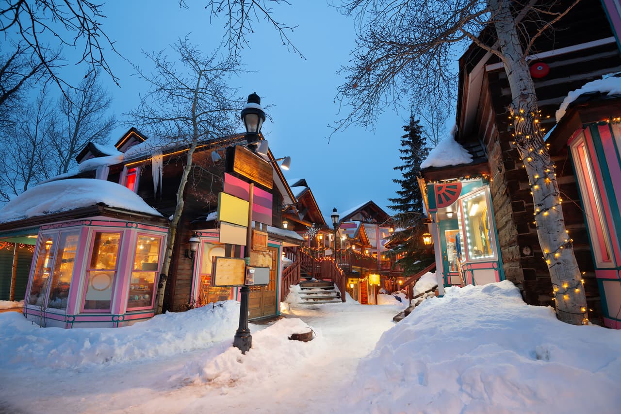 <b>Puesto 18. Breckenridge</b>
<br>
<br>Esta pintoresca ciudad de Colorado se llena de entusiastas de las actividades al aire libre invernales. Los esquiadores encontrarán mucha nieve pero también se puede experimentar el senderismo de invierno y el ciclismo de montaña.
<br>
<br>Los visitantes menos activos pueden disfrutar del concurso de esculturas de nieve de la ciudad (que se realiza en enero), pasear en trineo en parque Carter o explorar las tiendas del downtown (en la foto).
<br>