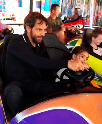 ¡Se subió a los carros chocones con Aitana como su copiloto!