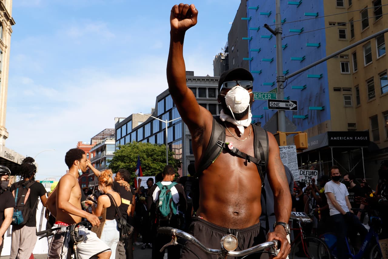 Ciclista recorre las calles del Bajo Manhattan en protesta a los recientes casos de abuso policial en la nación.