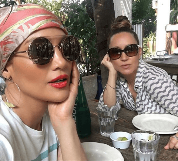 Y tanto le gusto cómo se ve en esa onda retro, que hasta lo ha tomado como parte de su look casual.