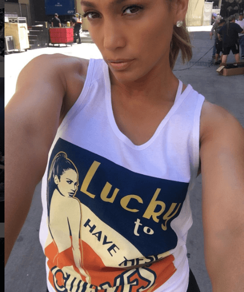 Jlo está revolucionando la forma de expresarse mediante la música con su sencillo 'Ain't Your Mama', ya que lleva en su letra un mensaje súper inspirador acerca de la fortaleza de las mujeres. Otro de los puntos importantes de esta mujer es la moda, y ha puesto la opción de lucir tal como ella en su show con estas playeras.