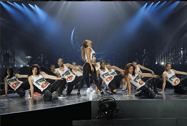 Además de estar nominada a Premios Juventud, Jennifer Lopez no para de trabajar y menos de ser el punto de atracción en cada lugar que se para, pero no sólo eso, ya que ahora pone la opción de lucir como ella...