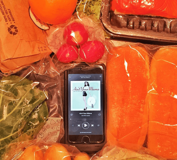 Jlo publicó este tipo de imágenes en su cuenta de Instagram, en la que promocionaba su sencillo en medio de lugares comunes que se relacionan con las "actividades establecidas" para las mujeres, como la cocina.