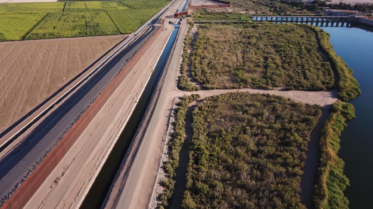 Panorámica aérea de la frontera en Yuma, Arizona.