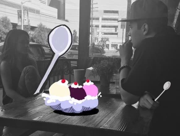 Y cuando está romántico con Becky G, también le pone diversión al momento.