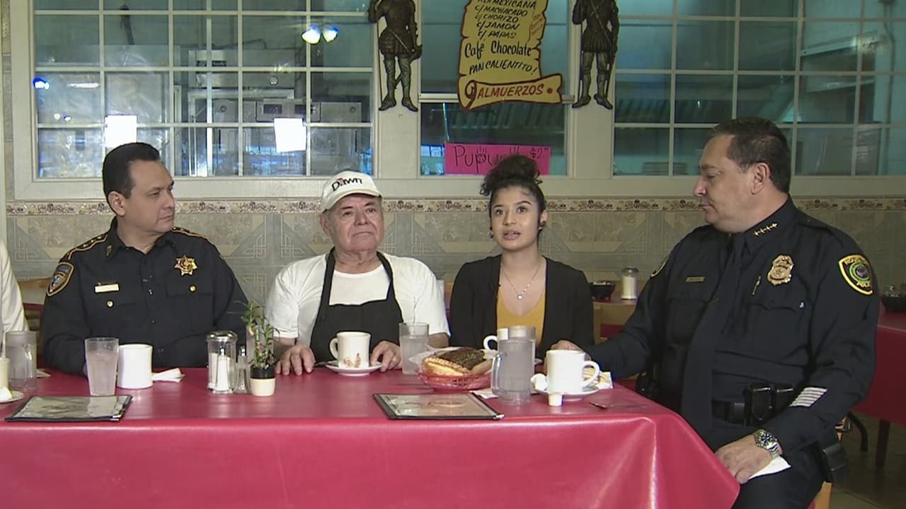 <a href="https://twitter.com/SheriffEd_HCSO">Ed González</a>, sheriff del condado Harris, y
<a href="https://twitter.com/ArtAcevedo">Arturo Acevedo</a>, jefe de la policía de Houston, no dudaron en aceptar la invitación de Univision para venir a la panadería La Casa Bakery.