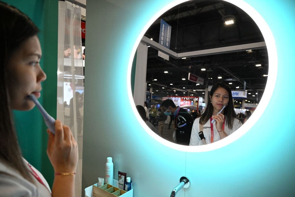 Un representante de Baracoda Daily Healthtech demuestra la tecnología de espejo Baracoda, que brinda al usuario comentarios sobre cómo cepillarse los dientes, durante el Consumer Electronics Show (CES) en Las Vegas, Nevada, el 5 de enero de 2023.