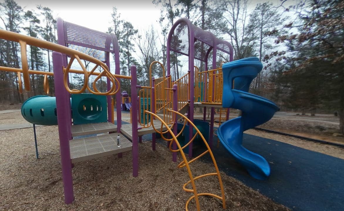 <b>Homestead Park (100 Northern Park Dr., Chapel Hill).</b> Este parque popular de Chapel Hill también cuenta con algo para toda la familia con campos deportivos, jaulas de bateo, una cancha de baloncesto, un parque de patinaje, un parque para perros, campos de béisbol / sóftbol, juegos infantiles y más.