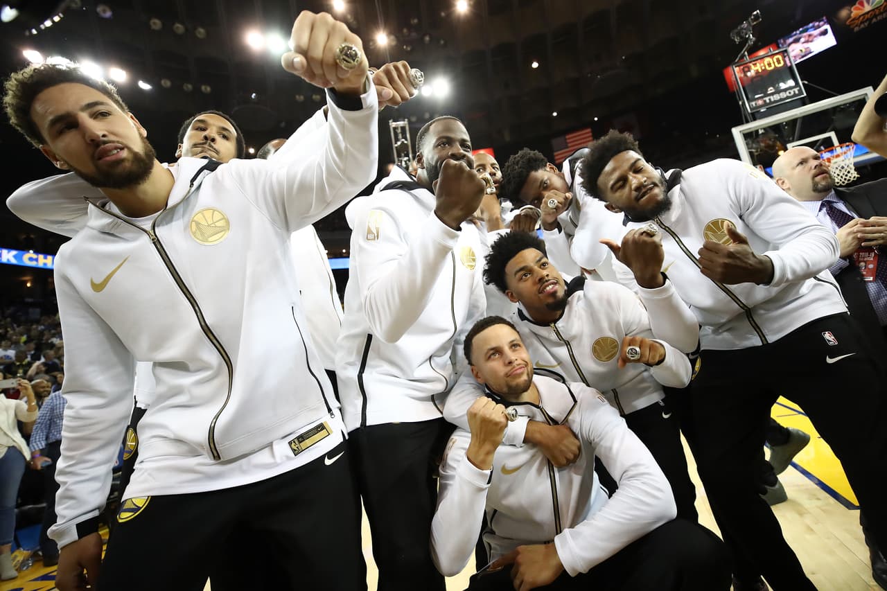 <b>Los Golden State Warriors, ganadores del campeonato de la NBA en 2017.</b> "La Casa Blanca es un gran honor, pero hay otras circunstancias que hacen que no nos sintamos cómodos para ir", dijo el jugador Klay Thompson refiriéndose a los jugadores afroamericanos
<a href="https://www.univision.com/noticias/politica/en-fotos-jugadores-de-la-nfl-se-arrodillaron-en-protesta-historica-contra-trump-fotos">criticados por Trump cuando se arrodillaron durante el himno nacional</a> al principio de los partidos. Después de esto el mandatario
<a href="https://twitter.com/realDonaldTrump/status/911572182060453893?ref_src=twsrc%5Etfw%7Ctwcamp%5Etweetembed%7Ctwterm%5E911572182060453893&ref_url=https%3A%2F%2Fobserver.com%2F2019%2F06%2Fmegan-rapinoe-other-athletes-white-house%2F" target="_blank">declinó la invitación vía Twitter</a> y el equipo celebró su campeonato en el Museo Nacional de Historia y Cultura Afroamericana.
