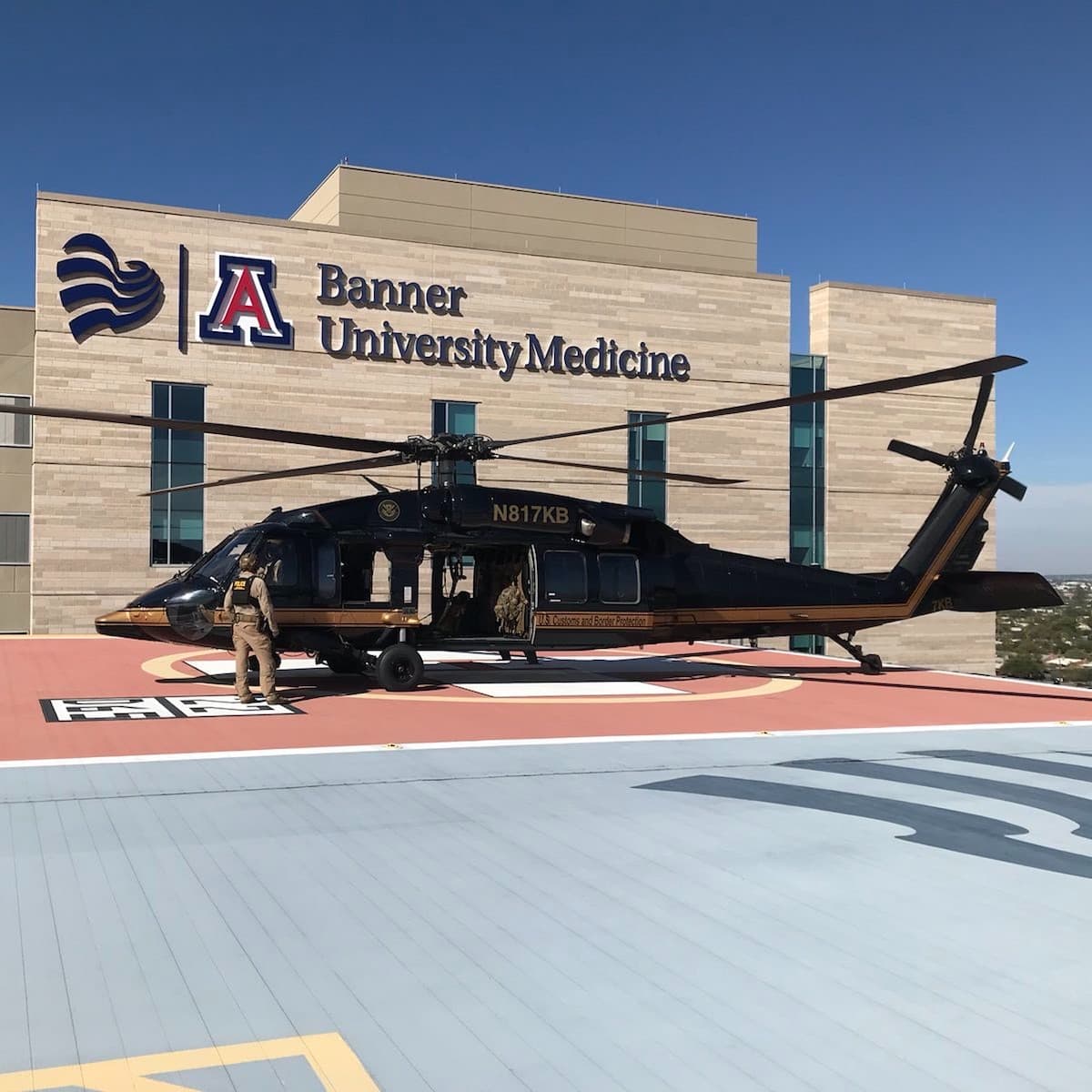 Tuvo que ser trasladado vía aérea a un hospital de Tucson para recibir atención de emergencia.