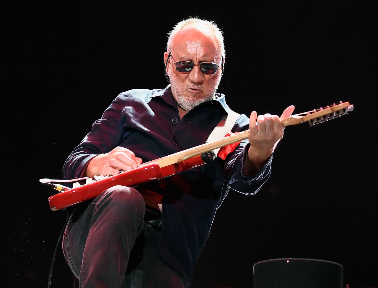 El guitarrista de The Who deseó con ironía "buena suerte" al público de cara a las elecciones estadounidenses, al mismo tiempo que Clinton y Trump se enfrentaban en su segundo debate televisado.