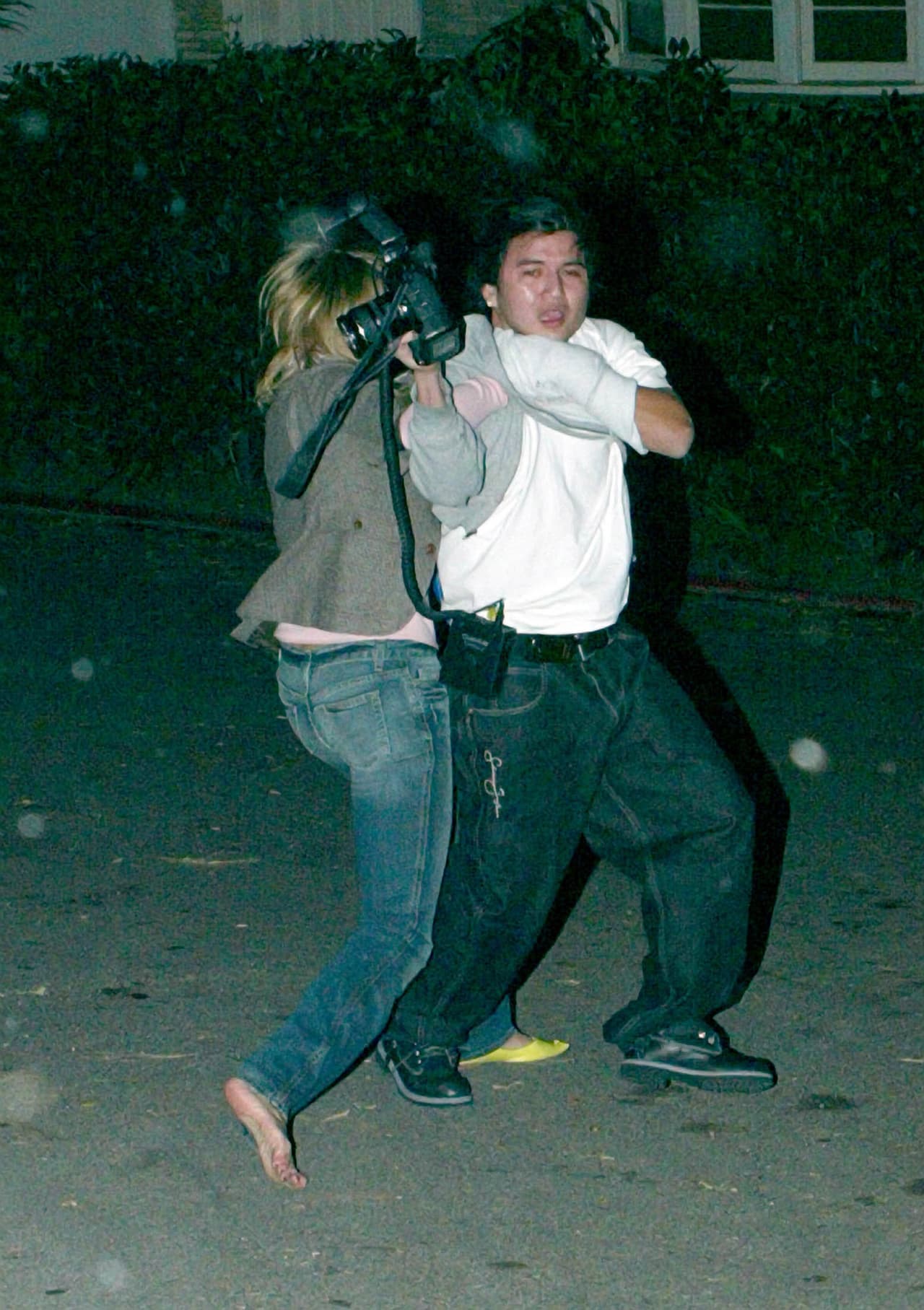 ¡Se le fue encima a los fotógrafos!