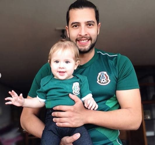 David Anguiano fue cuestionado por la revista TVNotas acerca de su etapa como papá primerizo, a lo que el actor confesó: "Ya año y medio casi y aprendiendo cada día. Ya empieza con sus primeras palabras, sus ocurrencias, es intrépida y hay que echarle un ojo al gato y otro al garabato. Tratando de hacer lo mejor para ella, nadie nace aprendiendo, pero el día a día nos va llevando".