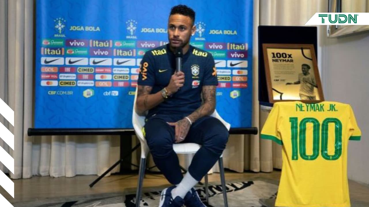 Neymar recibe placa por sus 100 partidos con Brasil