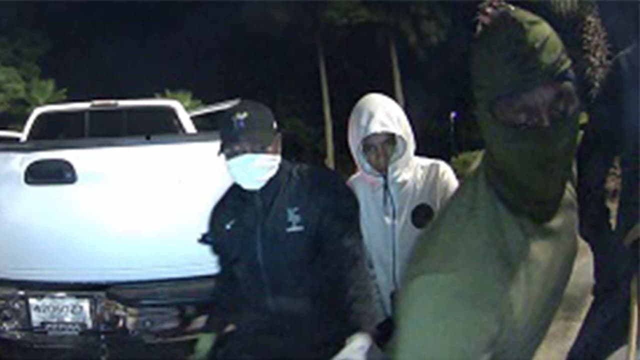 Crime Stoppers y la Oficina del Sheriff del condado Harris necesitan la ayuda del público para identificar a cuatro hombres que robaron un cajero automático, cuyas imágenes fueron captadas por una cámara de vigilancia.