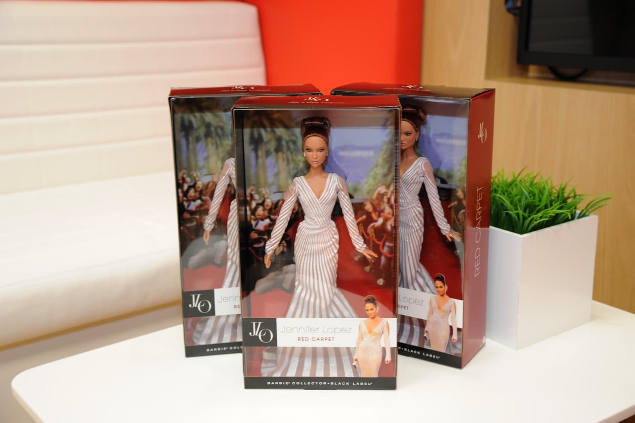 El vestido de la muñeca está inspirado en la creación del diseñador libanés Zuahir Murad que la cantante usó durante la entrega del Oscar de 2012.