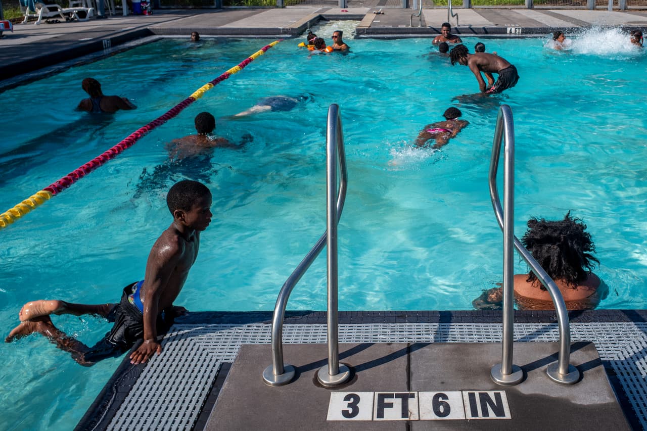 El 70% de los niños afroamericanos no sabe nadar.
<br>
<br>
<b>El 60% de los niños latinos no sabe nadar.</b>
<br>
<br>El 40% de los niños caucásicos no sabe nadar.
<br>
<br>
<b>Diez personas se ahogan cada día en EE.UU. </b>La participación en clases formales de natación podría reducir la probabilidad de ahogamiento infantil en un 88%, según el condado de Harris.