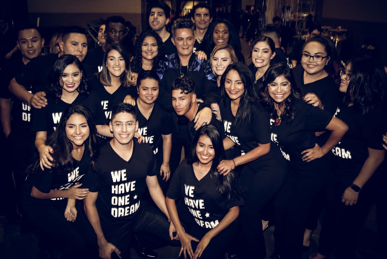Alejandro Sanz conmovió con su performance y el momento más emotivo fue cuando cantó con un grupo de dreamers 'Corazón Partío'. Aquí compartió con ellos en el backstage.