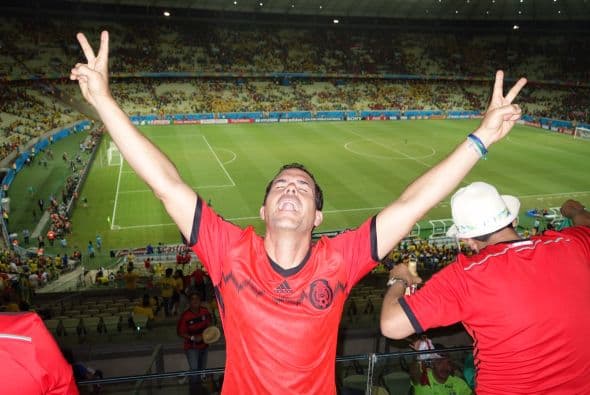 El conductor durante el partido de México contra Brasil.