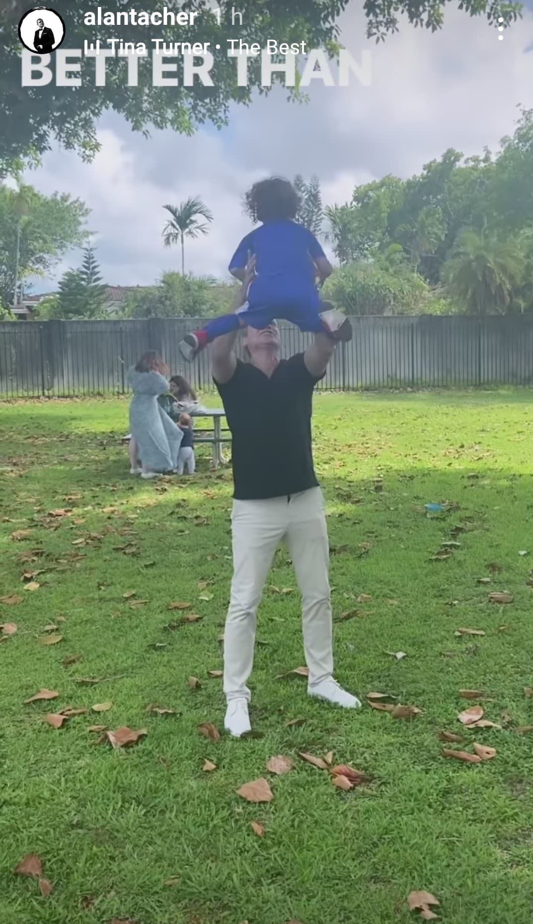 Los brazos de su padre lo llenan de felicidad y el solo verlo al margen de la cancha lo motiva a dar lo mejor en sus entrenamientos.