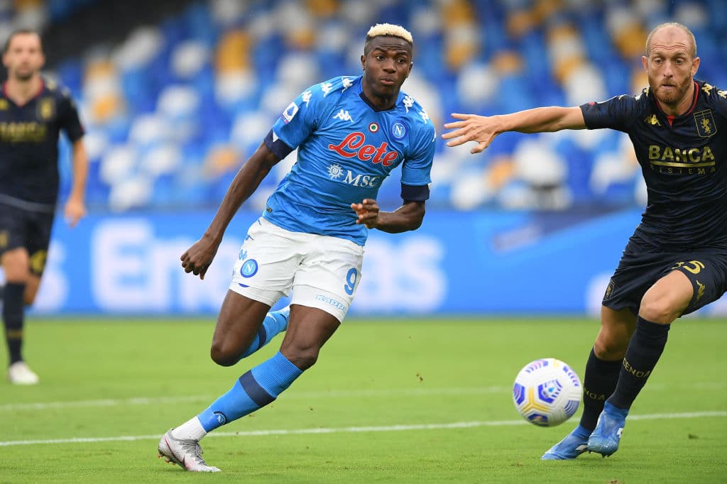 Dries Mertens remata con derecha por el centro del área, golazo