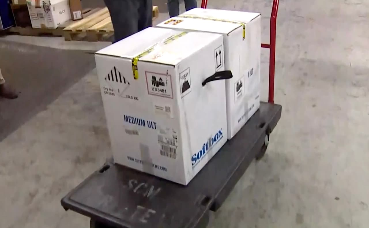 Al ser descargadas las vacunas fueron bendecidas.