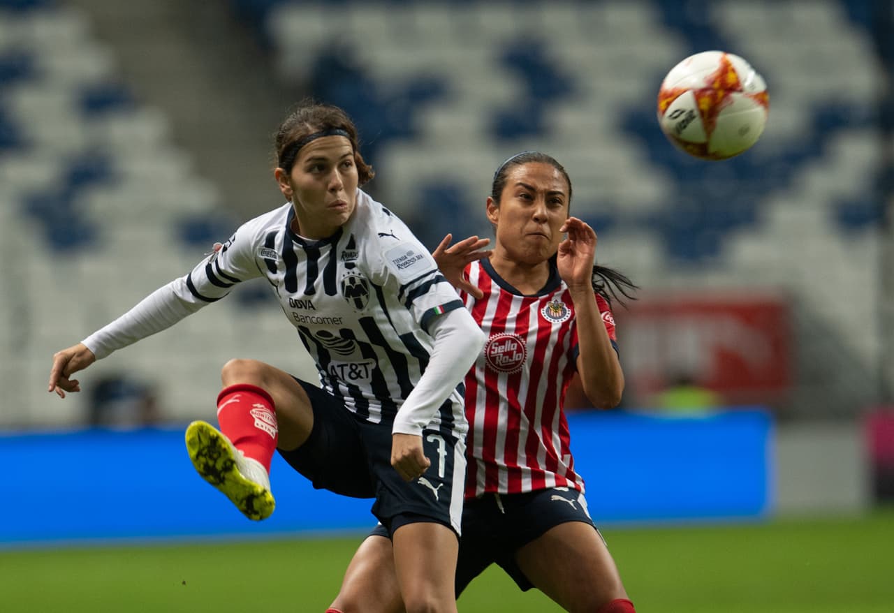 El equipo de casa de inmediato hizo sentir la localía. Aunque no llegaba con precisión en los primeros minutos, sí tenía más la pelota y encimaba a su rival. Y esto pronto tuvo consecuencias.