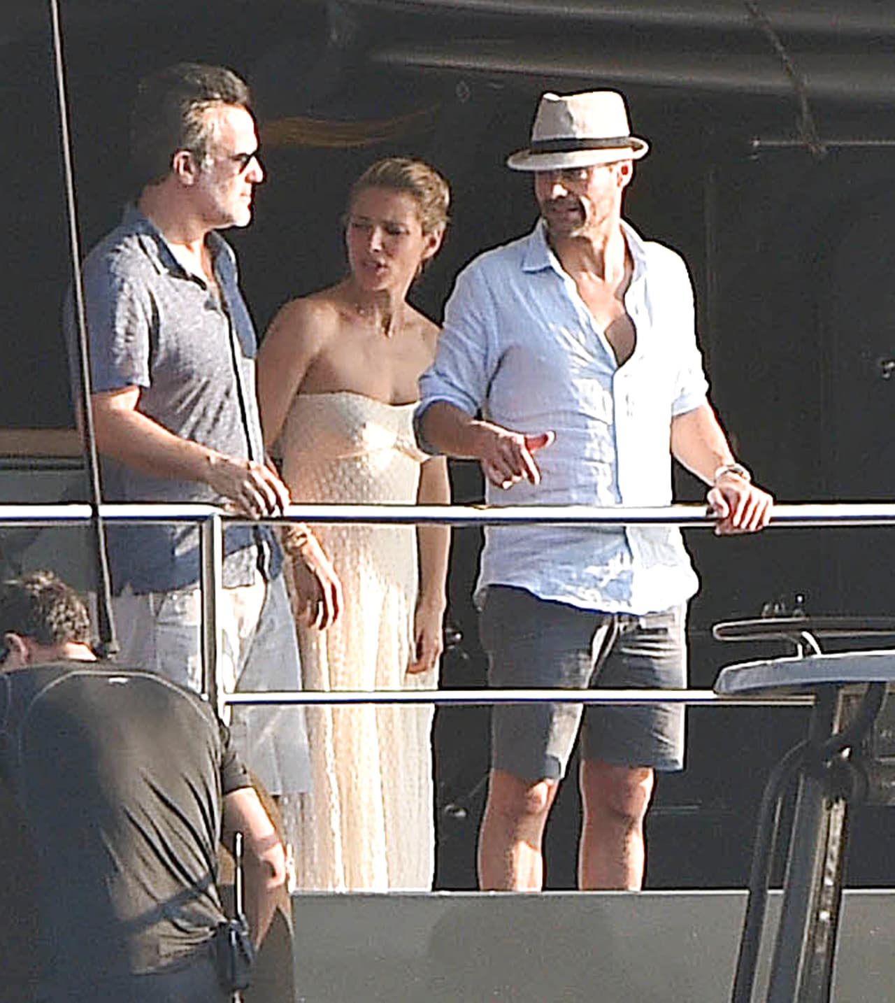 Elsa revisando detalles.