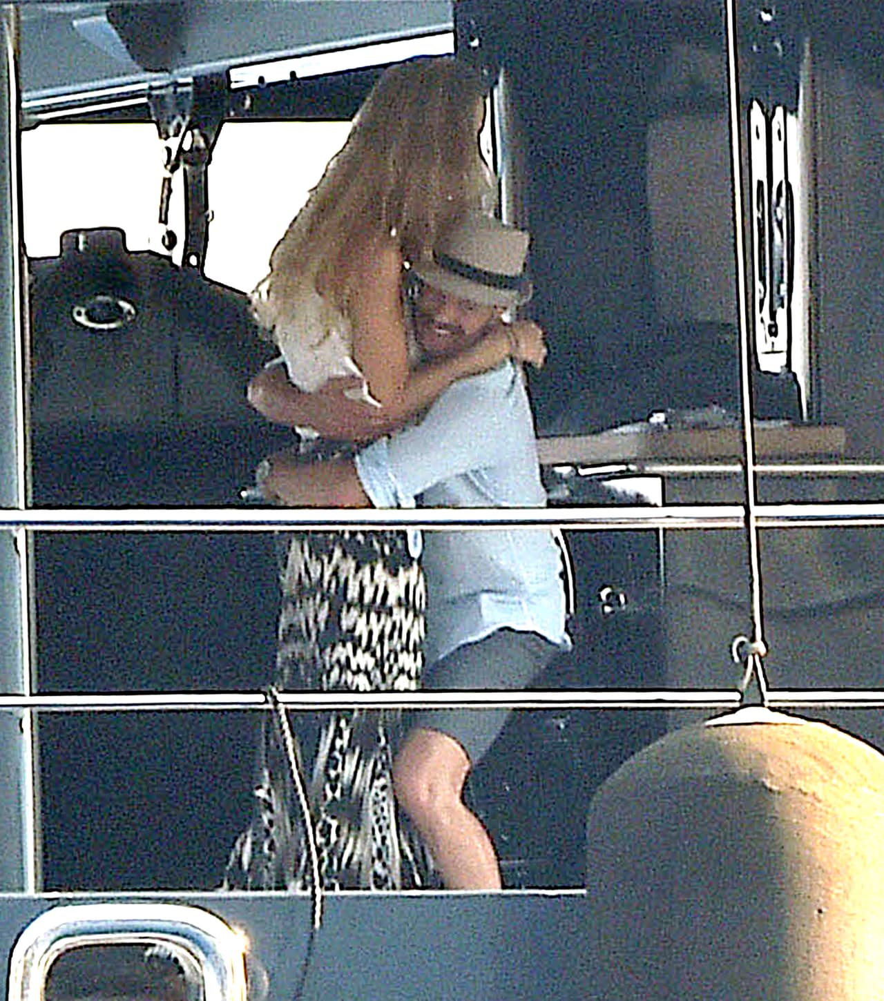 También se pasó de cariñoso con su chica...