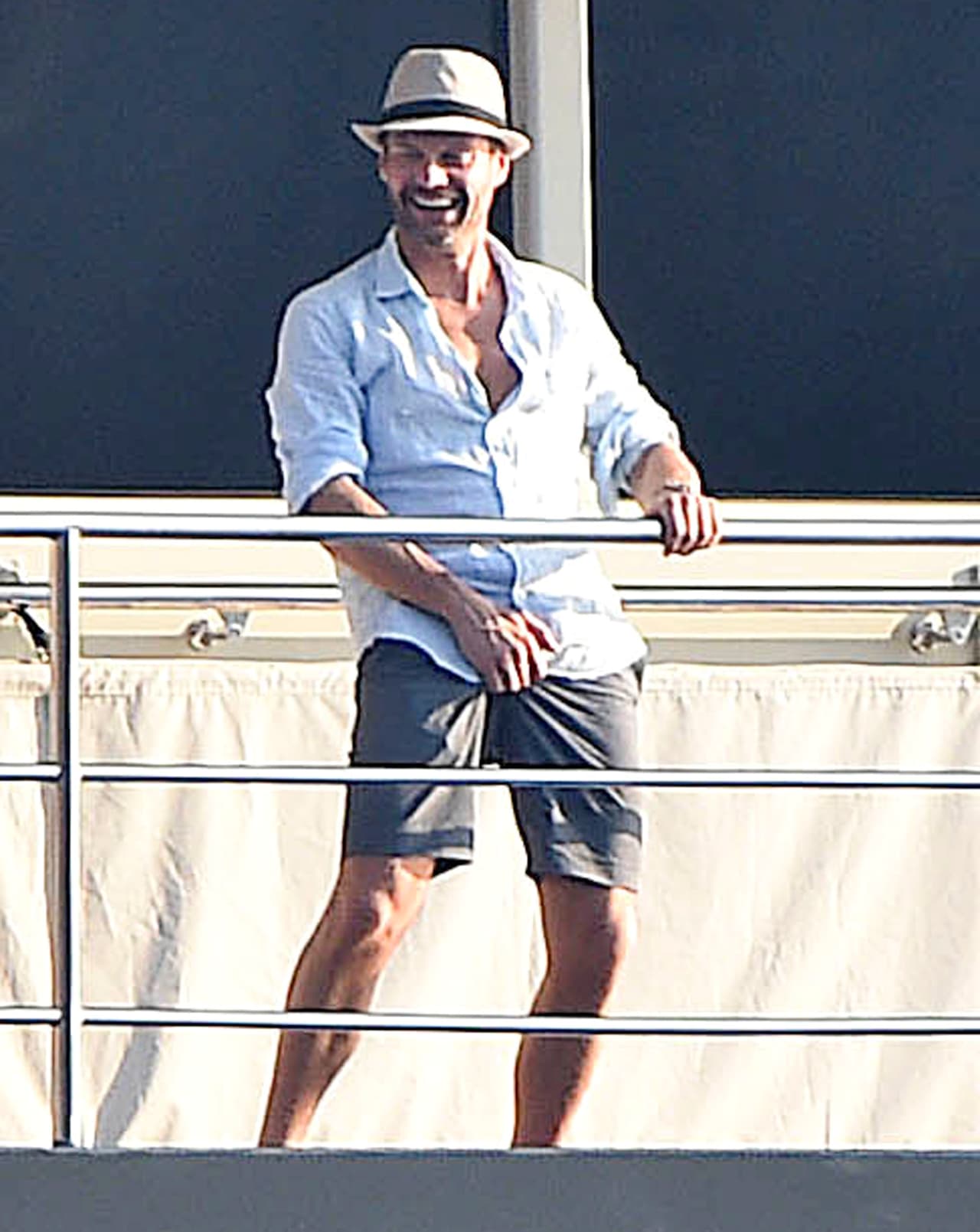 ¡Y que se agarra la entrepierna!