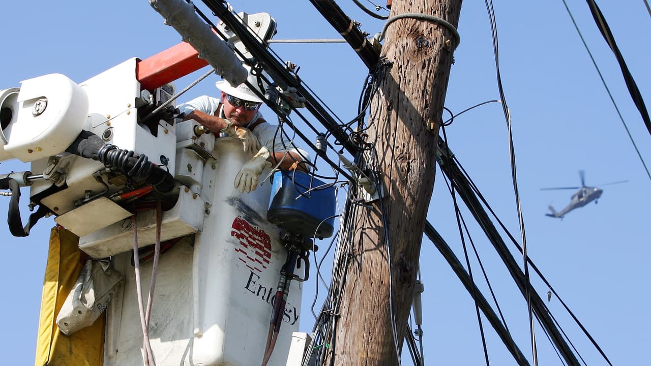 Nunca intentes recuperar ningún tipo de globo, cometa, dron o juguete que quede atrapado en una línea eléctrica. Déjalo en paz y llama inmediatamente a PG&E al 1-800-743-5000.