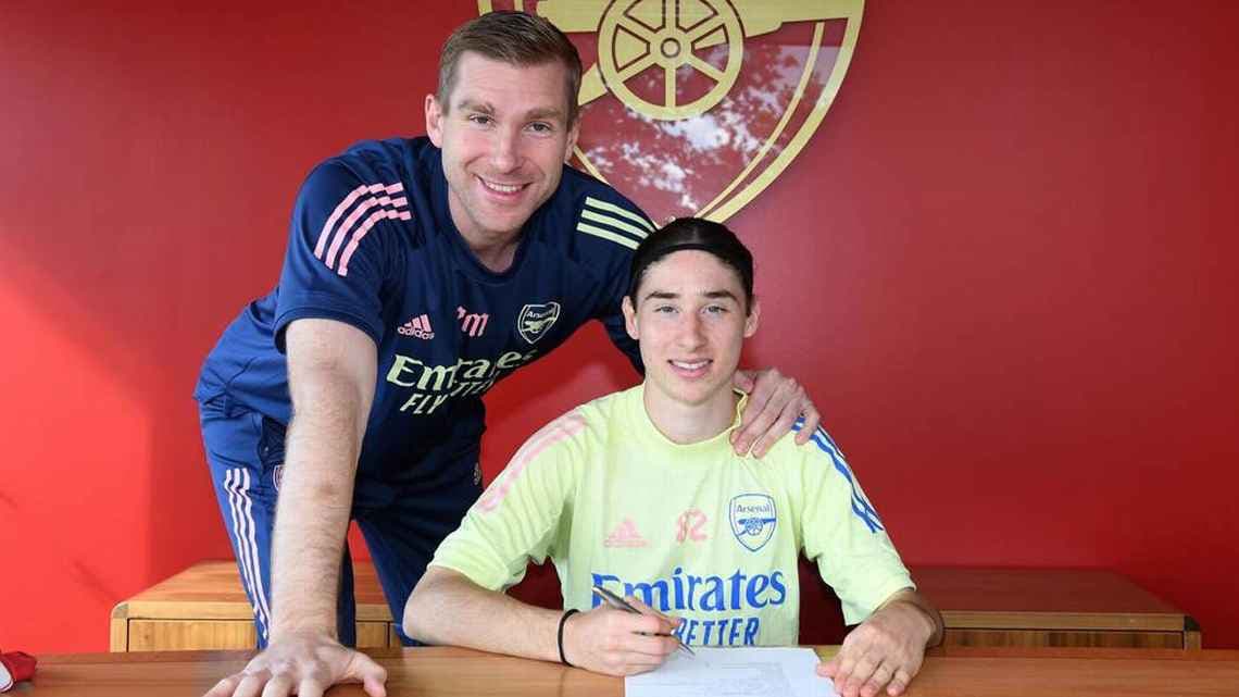 Mejor tarde que nunca: Arsenal felicitó al mexicano Marcelo Flores 