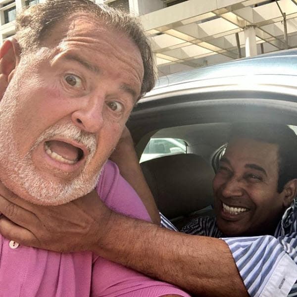 "Los años pasan pero las cosas no cambian. Mi querido enemigo por años @juliosabalaoficial me lo encontré después de largo tiempo hoy mientras salí a caminar. Por cierto, fue el mejor y más cómico presentador en la historia de @premiolonuestro", escribió el presentador al lado de la fotografía en Instagram.
<br>