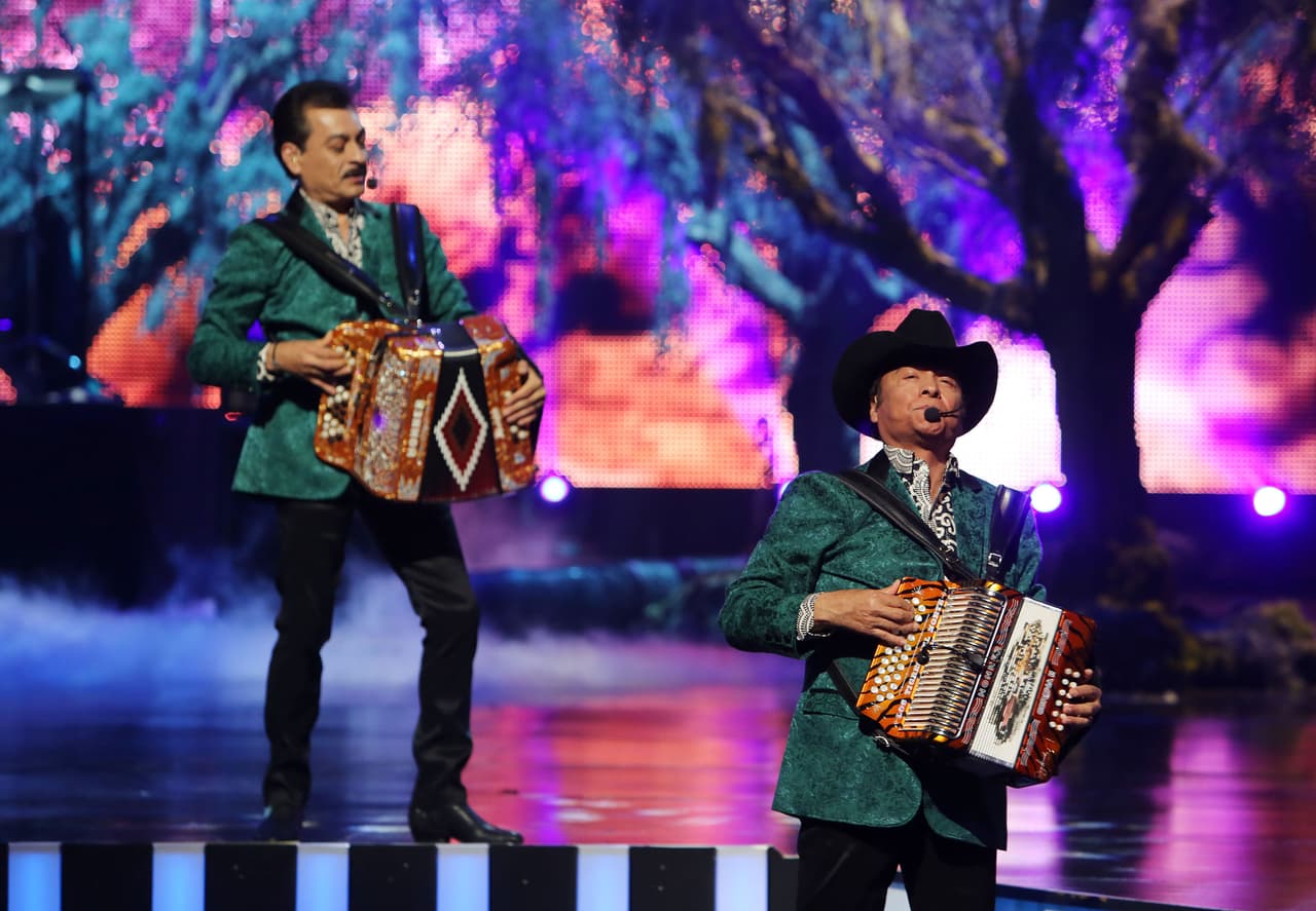 Con esto, la cadena le suma un atractivo más al esperado Súper Tazón LIV para ambientar, y sin duda alguna, crear un espectáculo muy esperado. La cantante Demi Lovato será la encargada de interpretar el himno nacional de Estados Unidos.
<br>