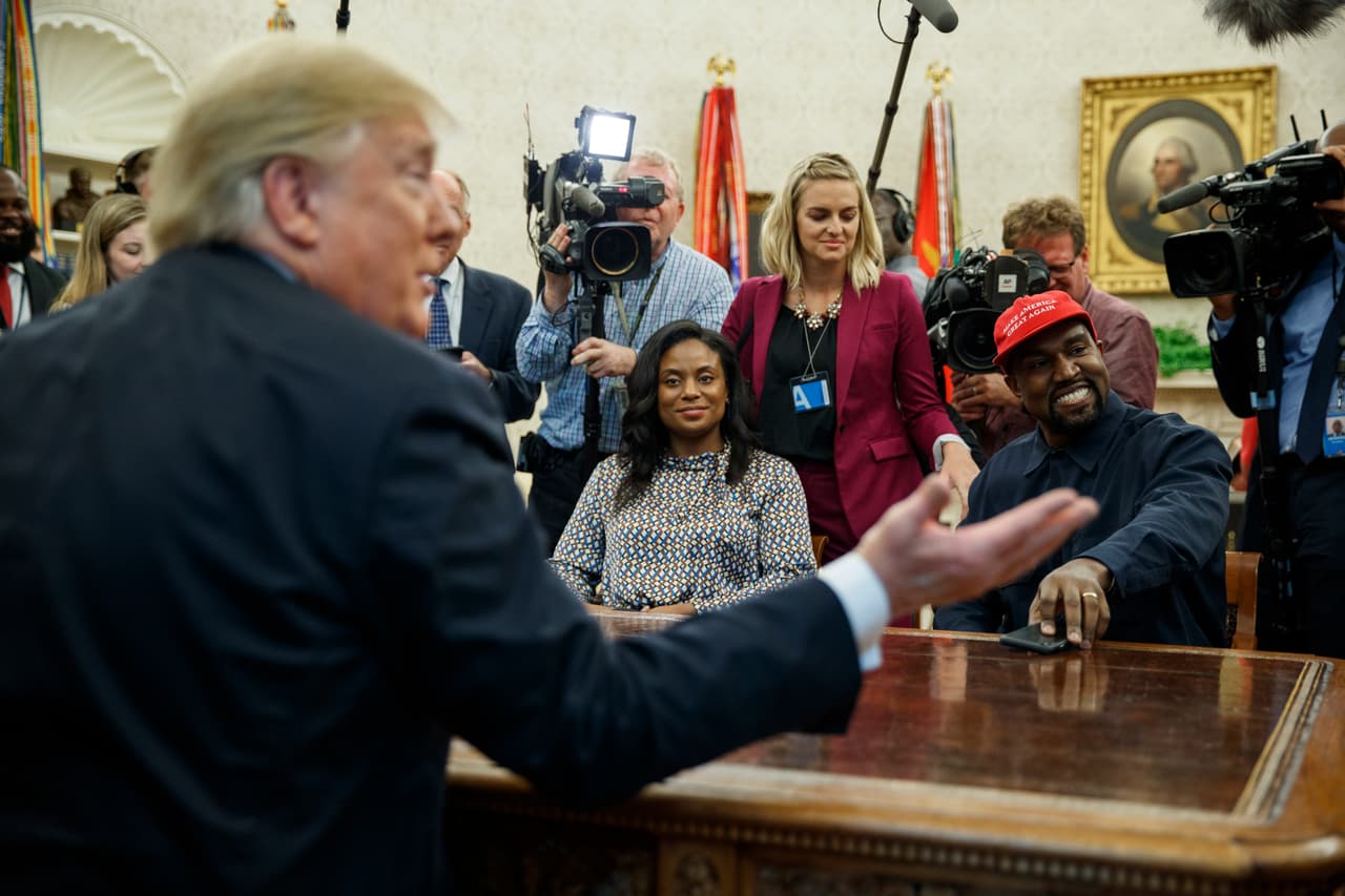El presidente Trump suele referirse a Kanye West como un "amigo". En octubre de 2018 lo recibió en la Oficina Oval de la Casa Blanca.