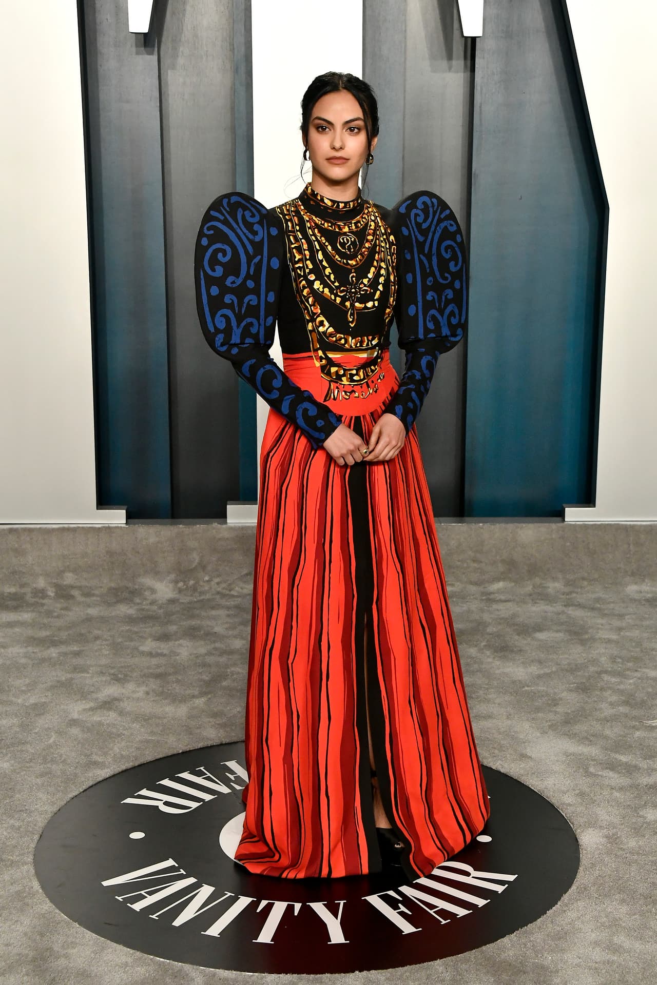 Totalmente lejos de lo visto anteriormente, Camila Mendes sorprendió con esta creación de Moschino.