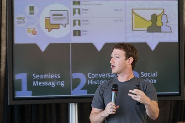 El joven de pelo rizado, con tono de piel tirando a rojizo, durante largo tiempo incómodo ante los medios y adepto a las camisetas, terminó por sentirse mejor ante las cámaras.