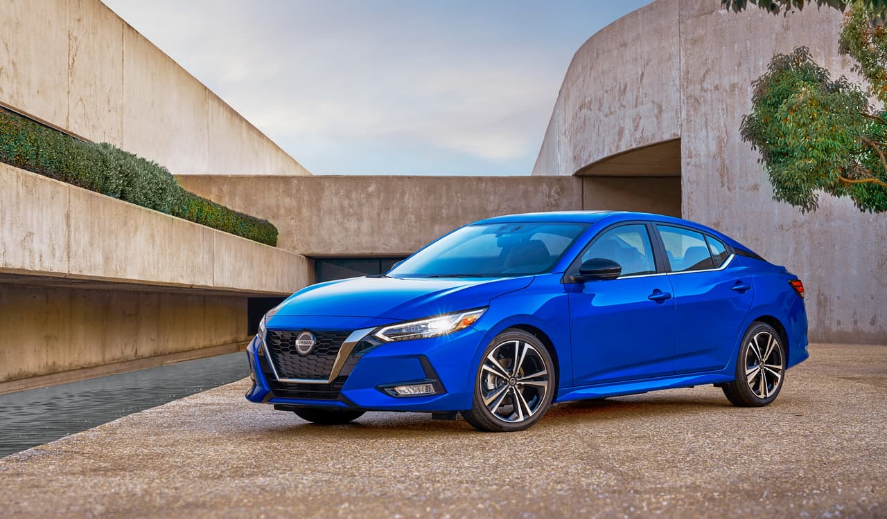 La octava generación del Nissan Sentra fue presentada en el Auto Show de Los Ángeles 2019. Siguiendo los pasos del Altima y el Versa, esta su edición 2020 llega con una amplia lista de mejoras y adiciones necesarias, que lo convierten en una opción más atractiva en el segmento de los sedanes compactos.