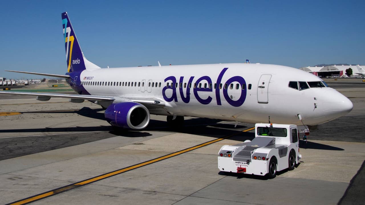 Llaman a boicot a Avelo, tras acuerdo para hacer vuelos de deportación del gobierno de Trump