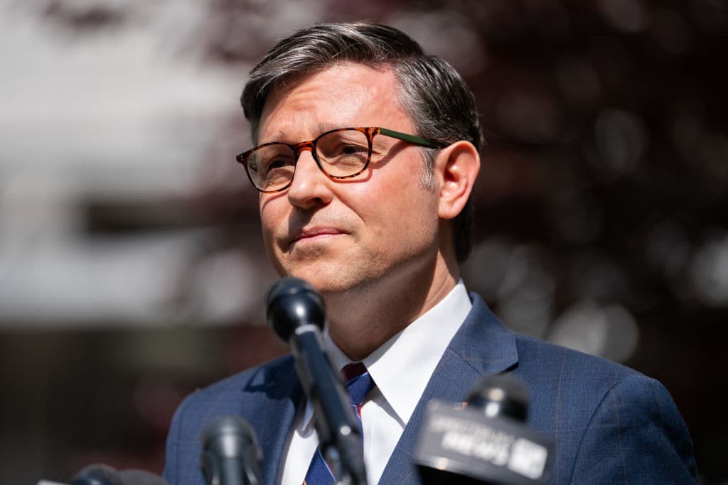 El presidente de la Cámara de Representantes, el republicano Mike Johnson, habla a los medios fuera del Tribunal Penal de Manhattan en nombre del expresidente Donald Trump el 14 de mayo de 2024.