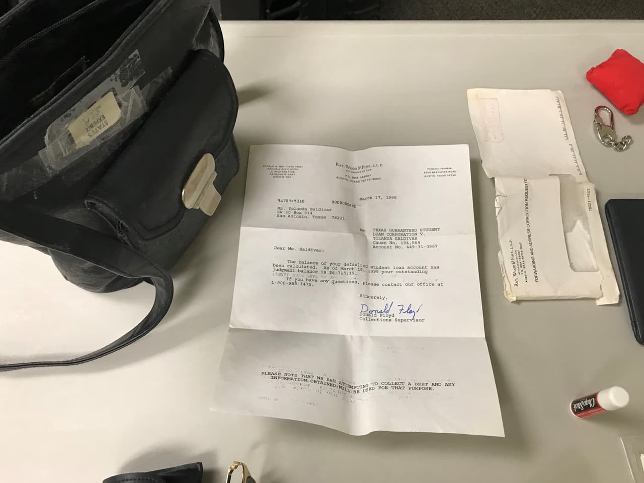 Durante el juicio por asesinato, la fiscalía presentó evidencia de las deudas de Saldívar, quien cumple una sentencia de cadena perpetua. Esta carta de cobro consigna que al 17 de marzo de 1995 tenía pendiente una deuda de 6,315 dólares y 19 centavos de un préstamo estudiantil.