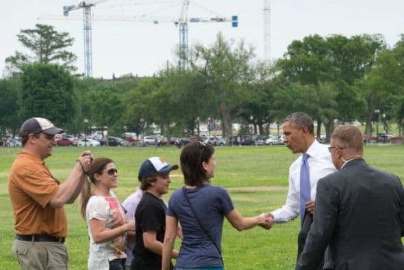 Obama sorprendió a los ciudadanos y turistas que caminaban por el lugar.