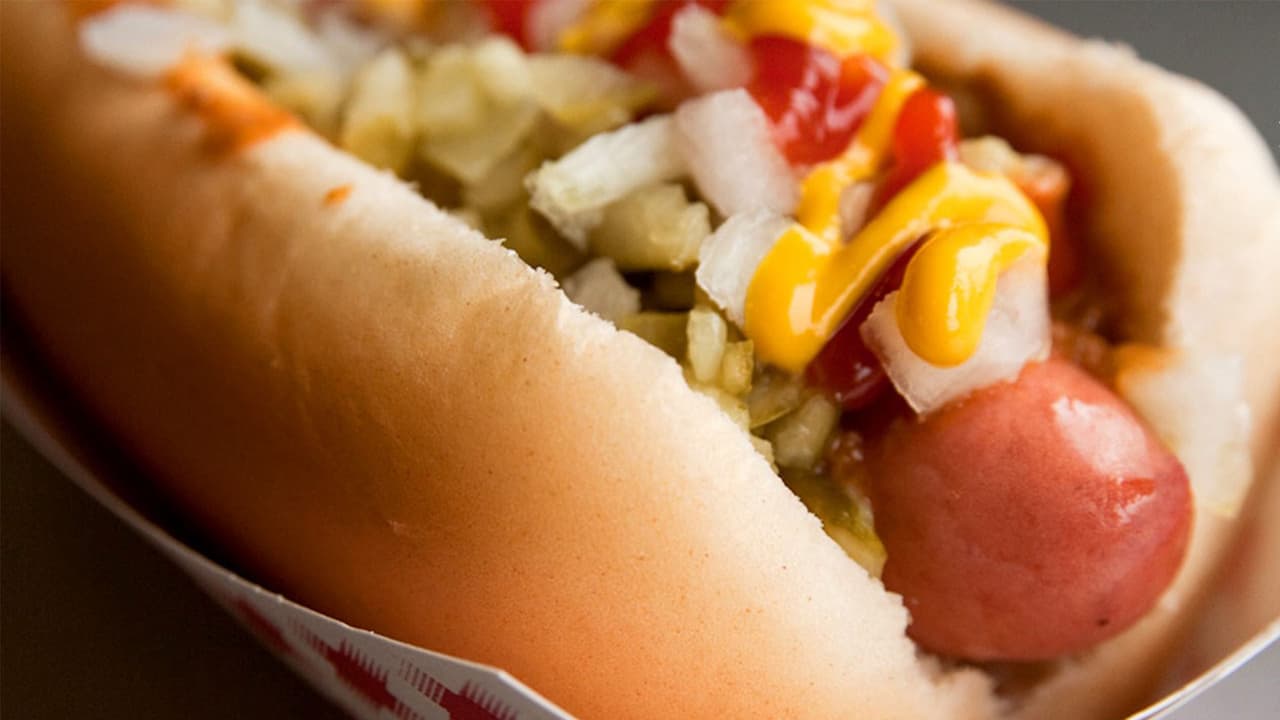 <b>Devil Dawgs</b>
<br>En las ubicaciones de Devil Dawgs en Chicago, las compras de más de 10 dólares reciben un hot dog estilo Chicago completamente gratis. La oferta está limitada a una pieza por cliente.
<a href="https://www.devildawgs.com/" target="_blank">Aquí puedes tener más información</a>.