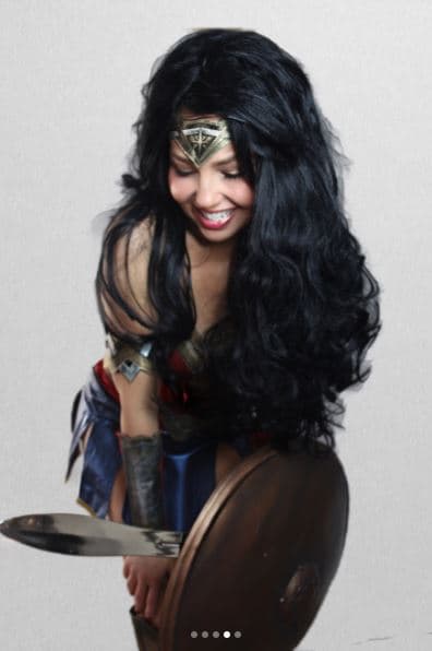 “Todas las mujeres somos mujeres maravilla”, escribió la actriz en Twitter mientras presumía su disfraz.