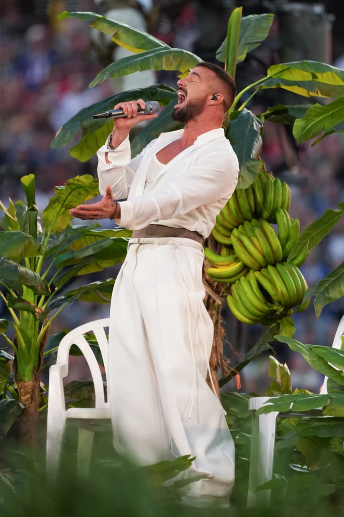 <b>"No quiero que hagan contigo lo que le pasó a Hawai"</b>, interpretó 
<b>Ricky Martin</b>, en un canto que alude a cómo 
<b>Puerto Rico se ha convertido en un paraíso para extranjeros con poder adquisitivo</b>.